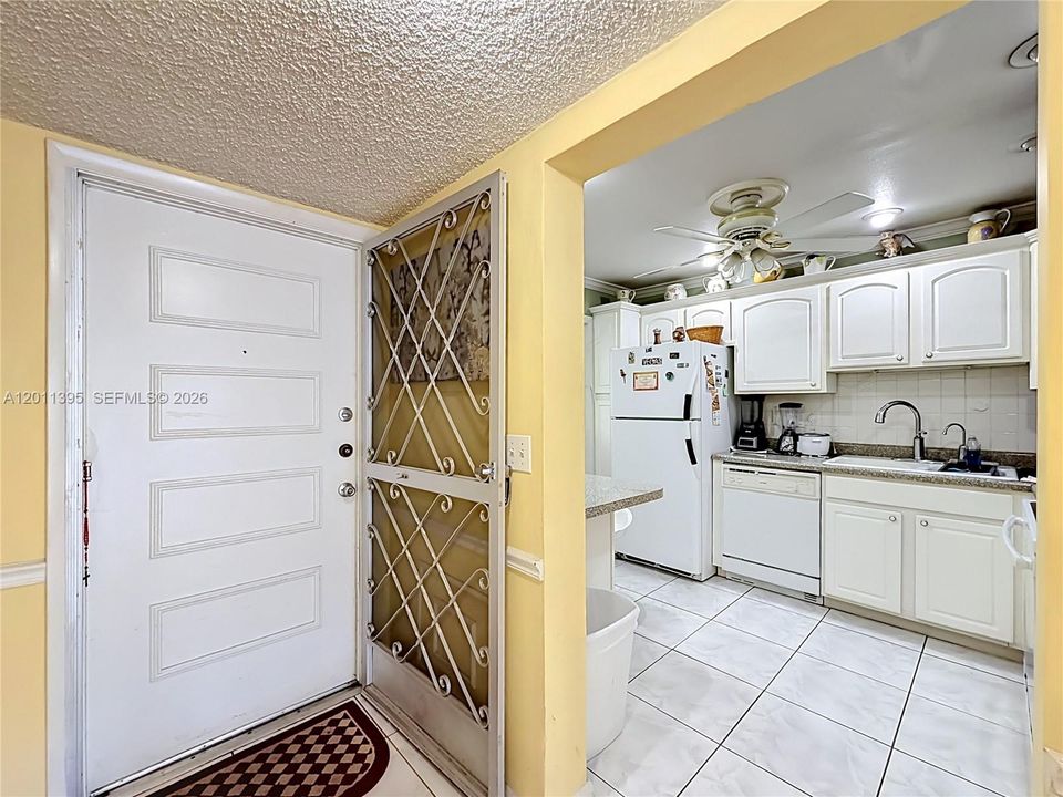 Active With Contract: $190,000 (2 beds, 2 baths, 1074 Square Feet)