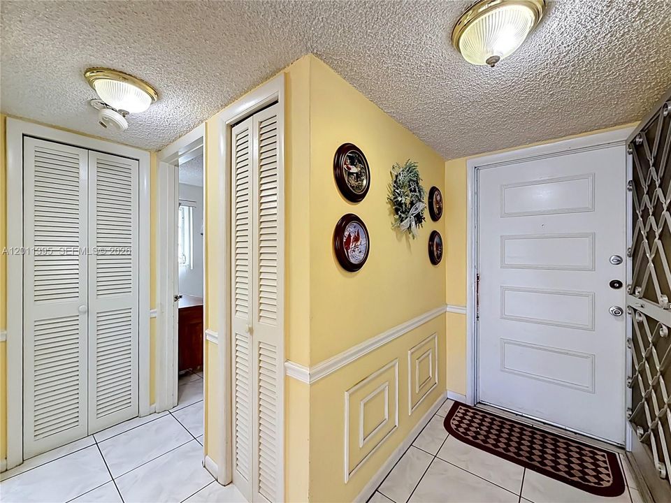 Active With Contract: $190,000 (2 beds, 2 baths, 1074 Square Feet)