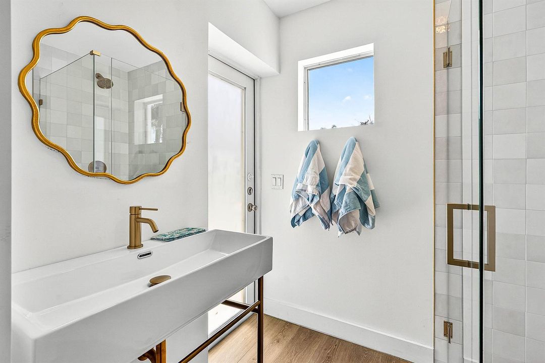 Cabana Full Bathroom