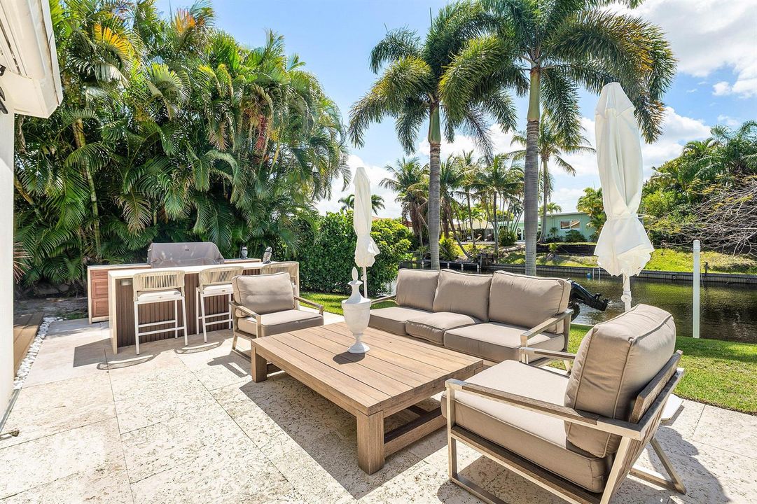 Outdoor Patio & Kithcen