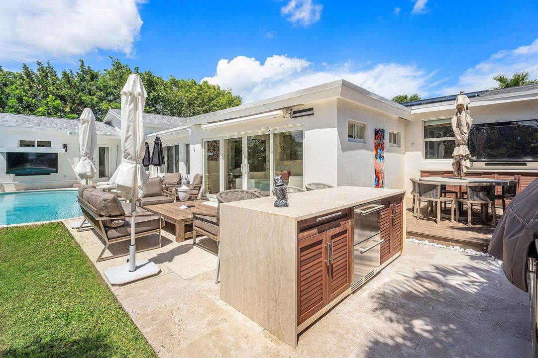 Patio & Outdoor Kitchen