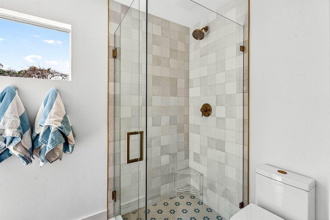 Cabana Full Bathroom
