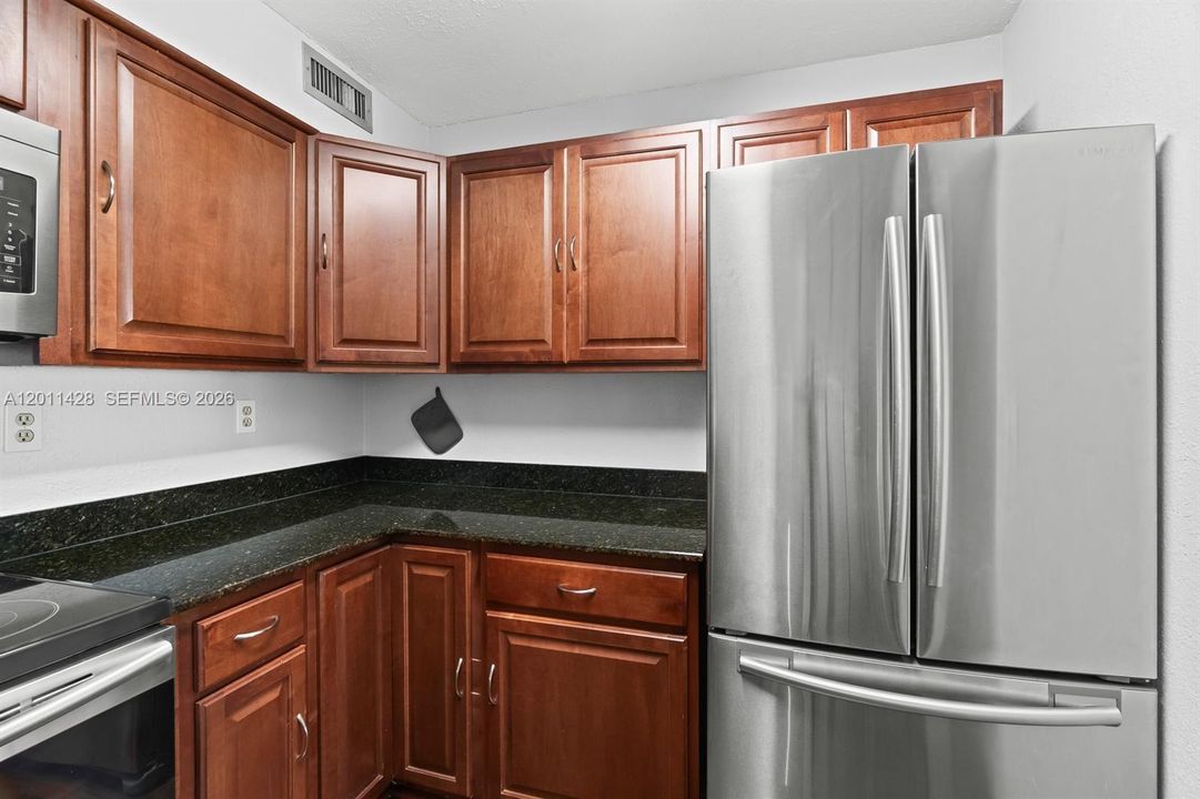 For Sale: $180,000 (2 beds, 1 baths, 1070 Square Feet)