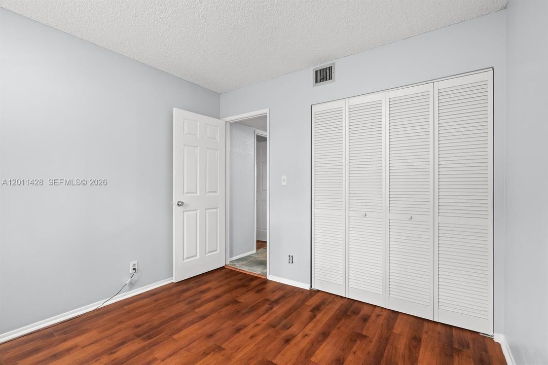 For Sale: $180,000 (2 beds, 1 baths, 1070 Square Feet)
