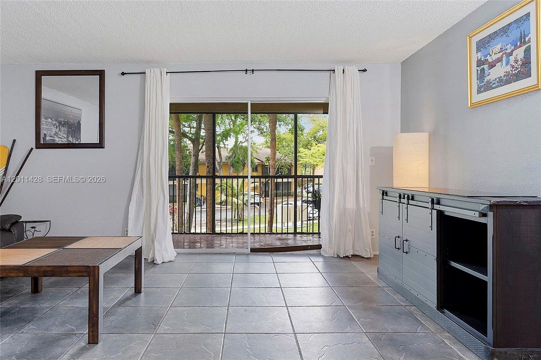 For Sale: $180,000 (2 beds, 1 baths, 1070 Square Feet)