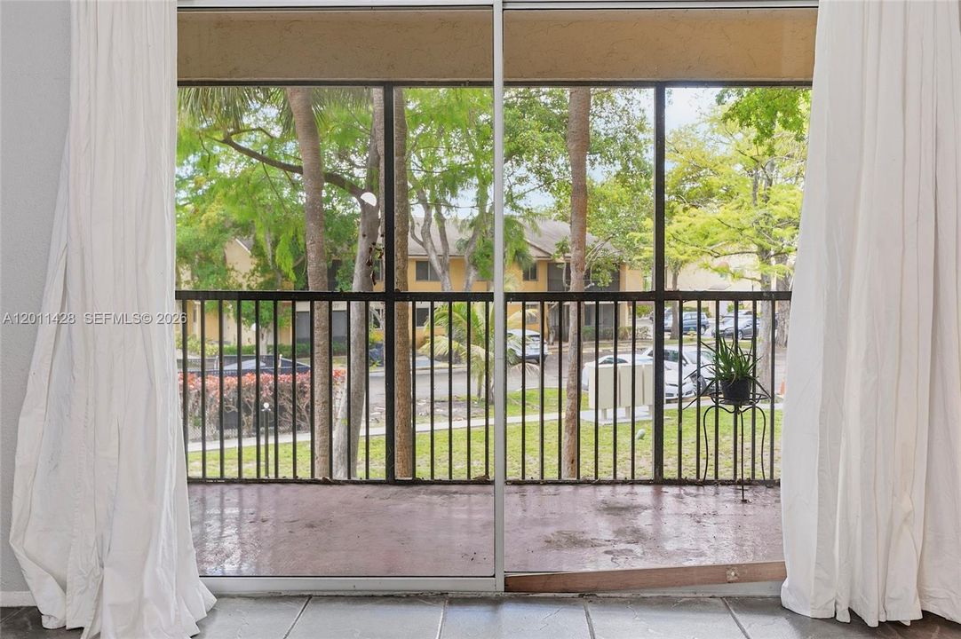 For Sale: $180,000 (2 beds, 1 baths, 1070 Square Feet)