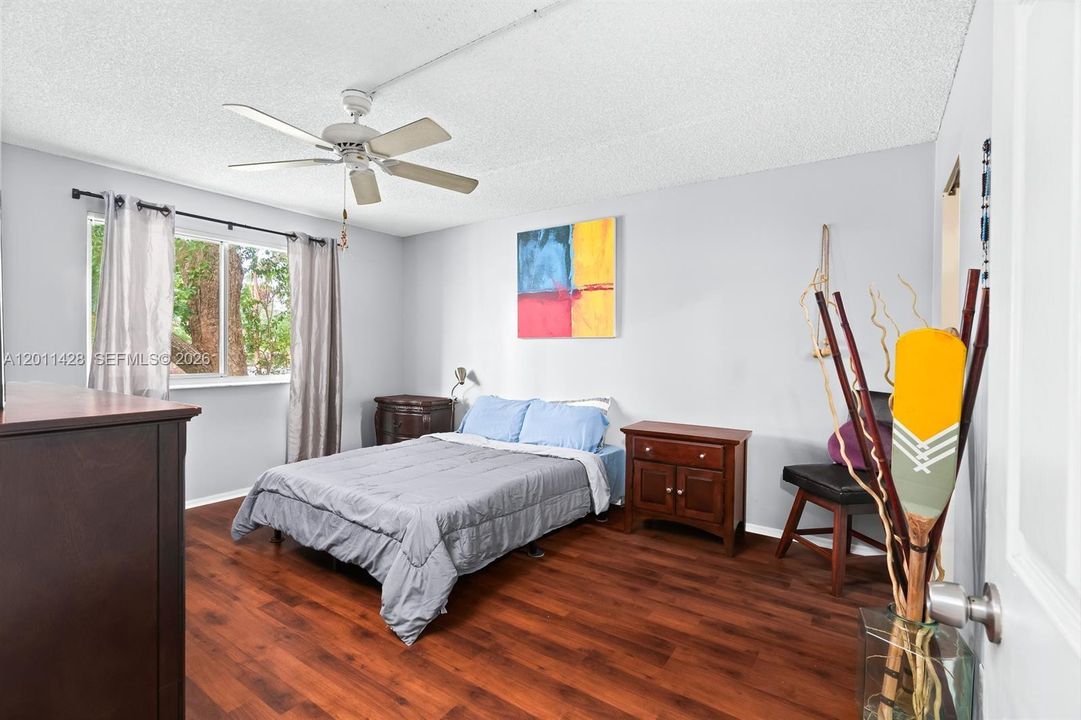 For Sale: $180,000 (2 beds, 1 baths, 1070 Square Feet)