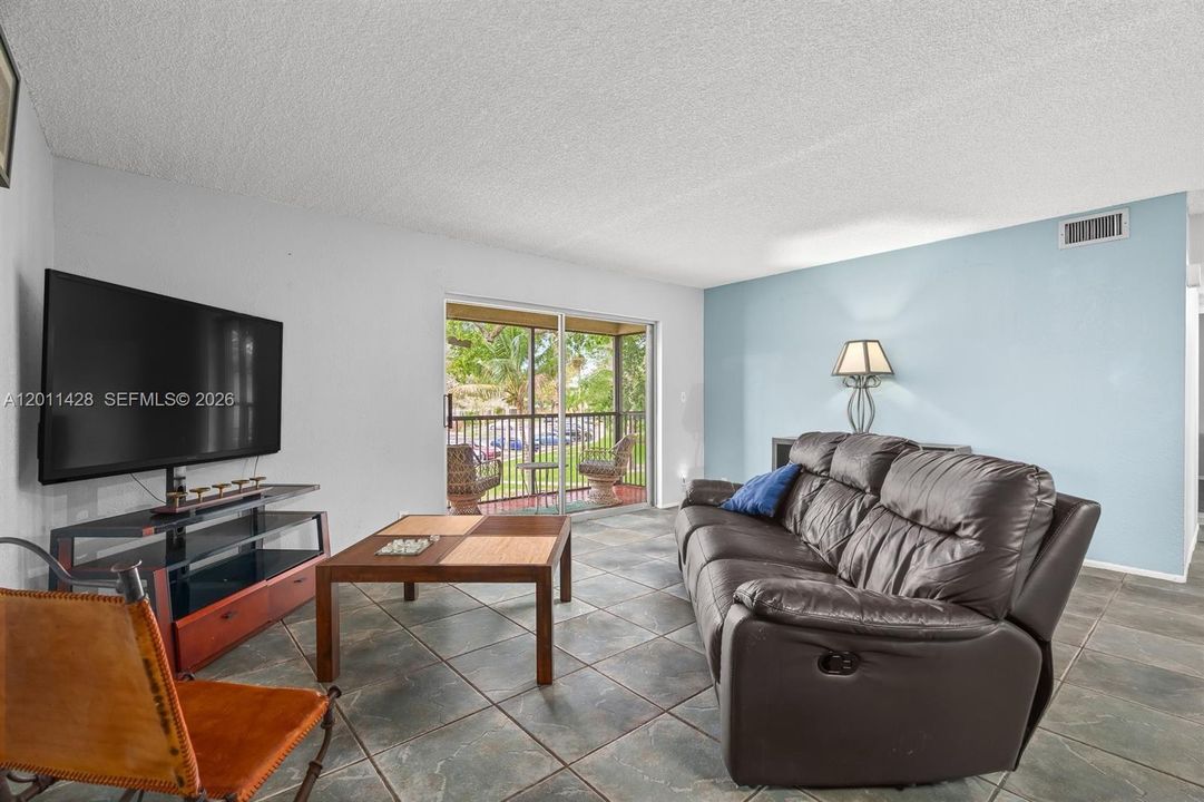 For Sale: $180,000 (2 beds, 1 baths, 1070 Square Feet)