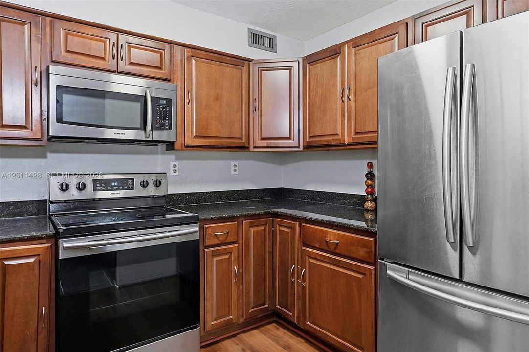 For Sale: $180,000 (2 beds, 1 baths, 1070 Square Feet)