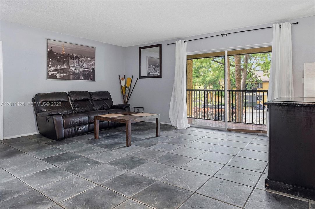 For Sale: $180,000 (2 beds, 1 baths, 1070 Square Feet)