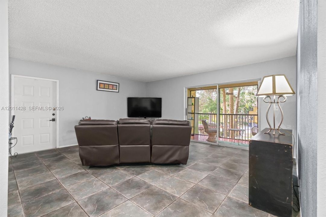 For Sale: $180,000 (2 beds, 1 baths, 1070 Square Feet)