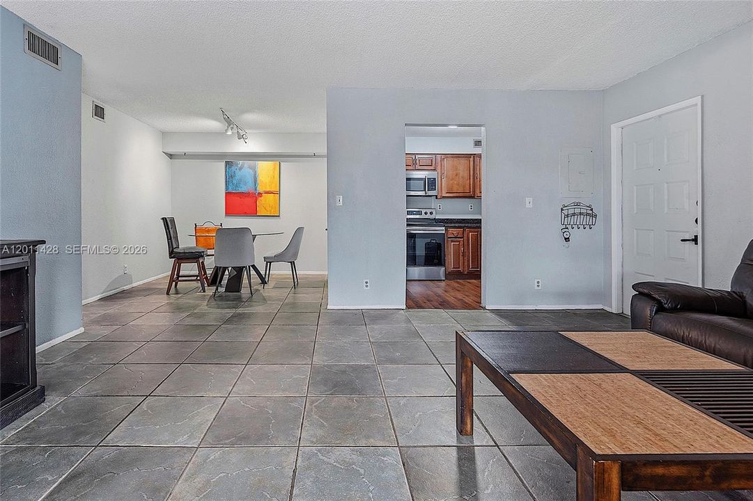 For Sale: $180,000 (2 beds, 1 baths, 1070 Square Feet)