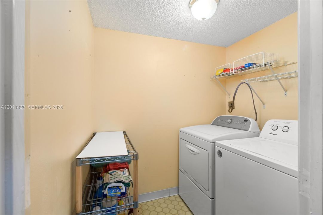 For Sale: $180,000 (2 beds, 1 baths, 1070 Square Feet)