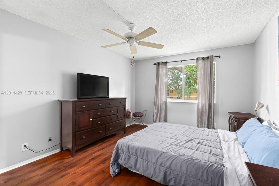 For Sale: $180,000 (2 beds, 1 baths, 1070 Square Feet)