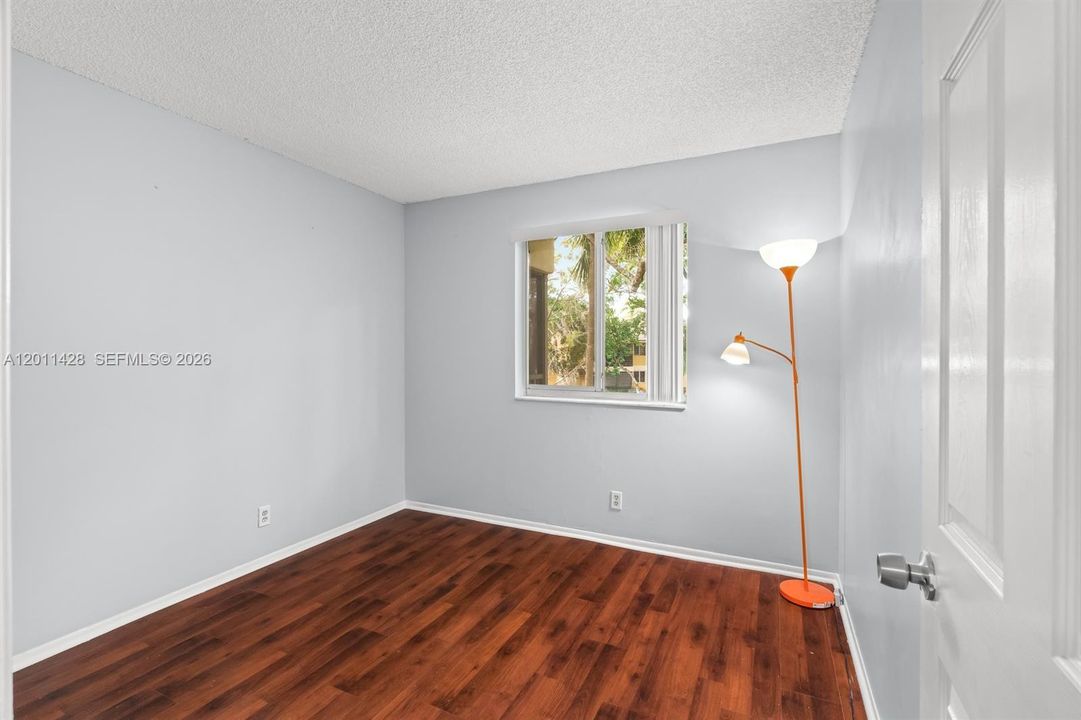 For Sale: $180,000 (2 beds, 1 baths, 1070 Square Feet)