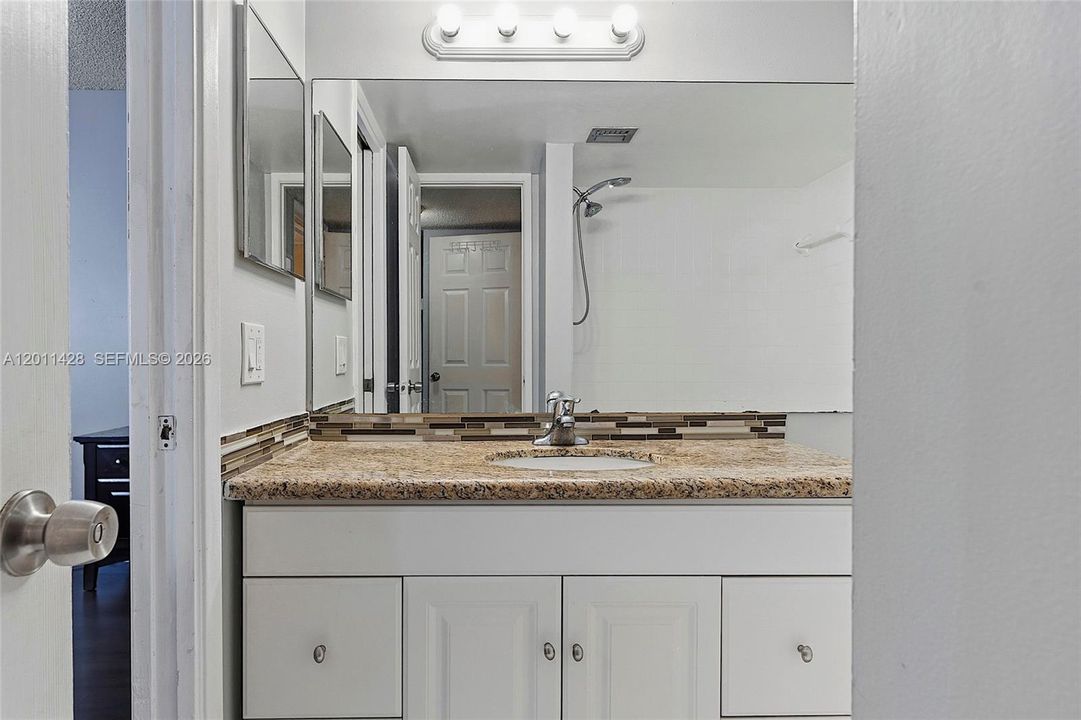 For Sale: $180,000 (2 beds, 1 baths, 1070 Square Feet)