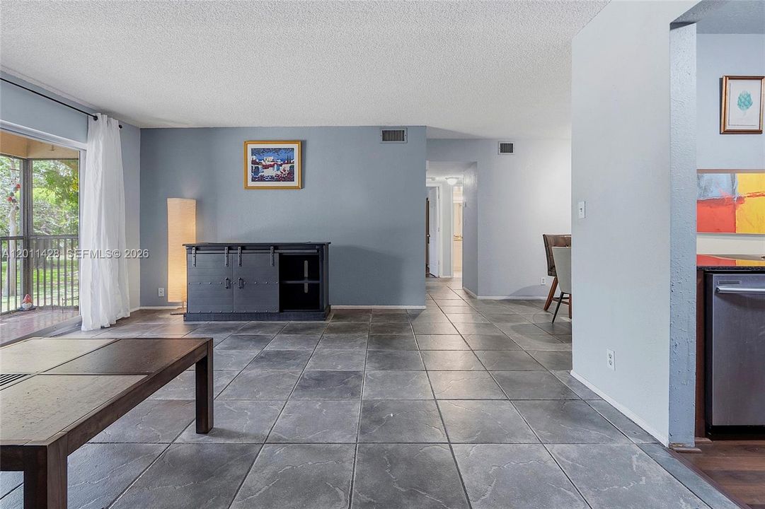 For Sale: $180,000 (2 beds, 1 baths, 1070 Square Feet)