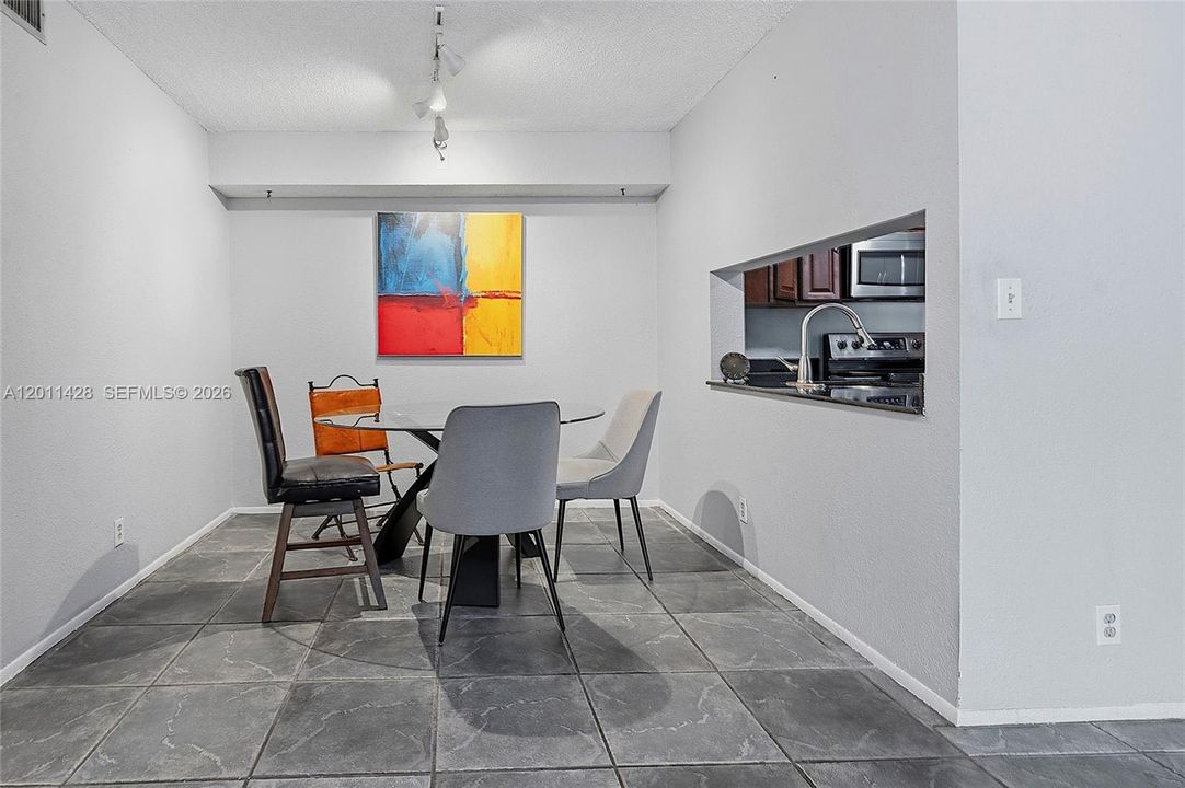 For Sale: $180,000 (2 beds, 1 baths, 1070 Square Feet)