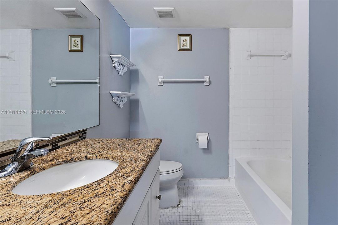 For Sale: $180,000 (2 beds, 1 baths, 1070 Square Feet)