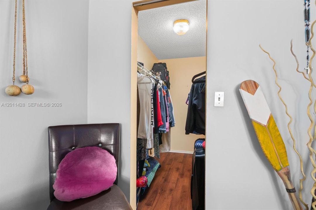 For Sale: $180,000 (2 beds, 1 baths, 1070 Square Feet)