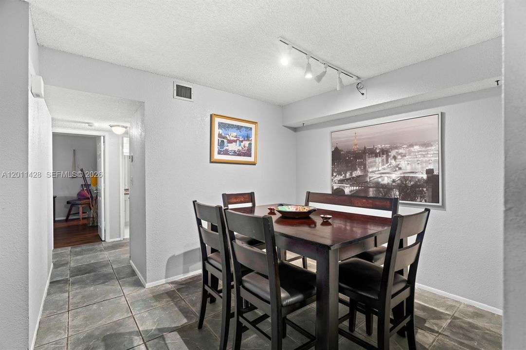 For Sale: $180,000 (2 beds, 1 baths, 1070 Square Feet)