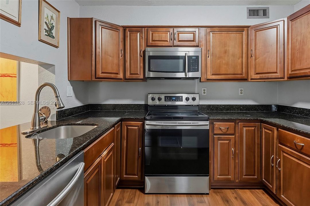 For Sale: $180,000 (2 beds, 1 baths, 1070 Square Feet)
