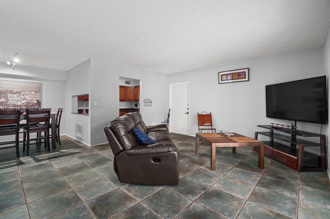 For Sale: $180,000 (2 beds, 1 baths, 1070 Square Feet)