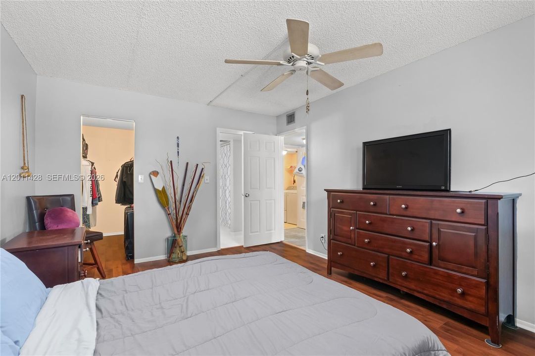 For Sale: $180,000 (2 beds, 1 baths, 1070 Square Feet)