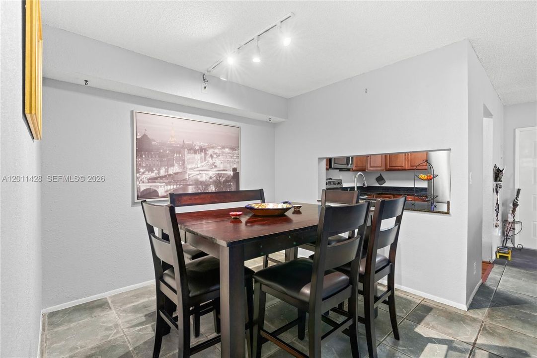For Sale: $180,000 (2 beds, 1 baths, 1070 Square Feet)