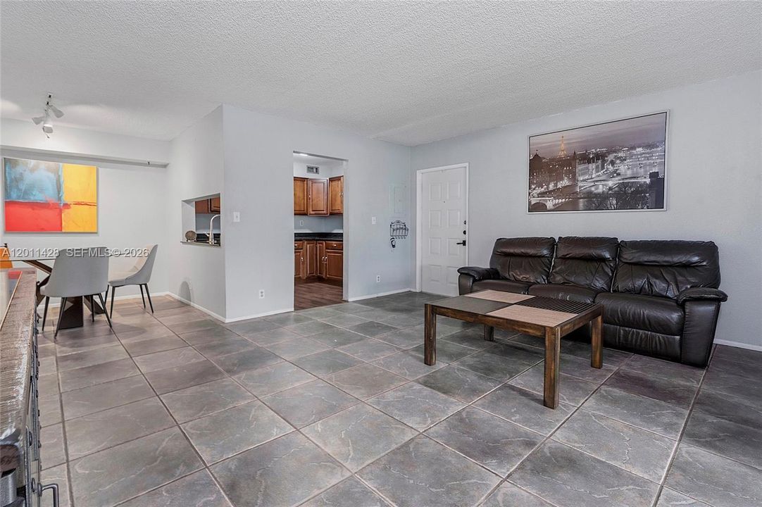 For Sale: $180,000 (2 beds, 1 baths, 1070 Square Feet)