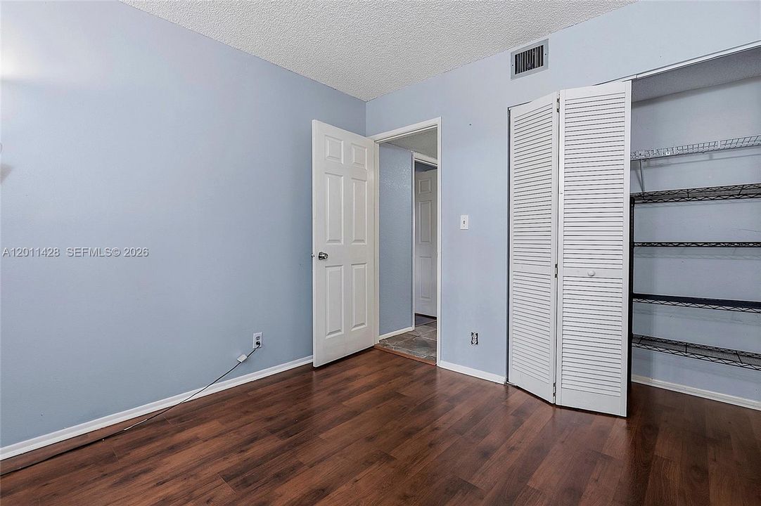 For Sale: $180,000 (2 beds, 1 baths, 1070 Square Feet)