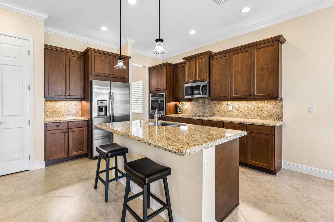 Eat-In Kitchen Island Bar