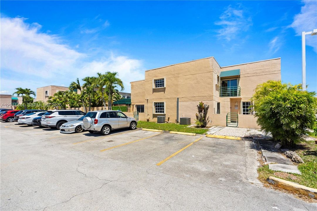 Active With Contract: $399,999 (3 beds, 3 baths, 1232 Square Feet)