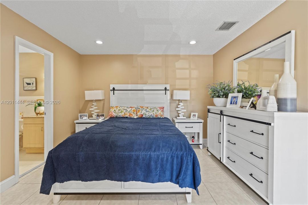 Active With Contract: $399,999 (3 beds, 3 baths, 1232 Square Feet)