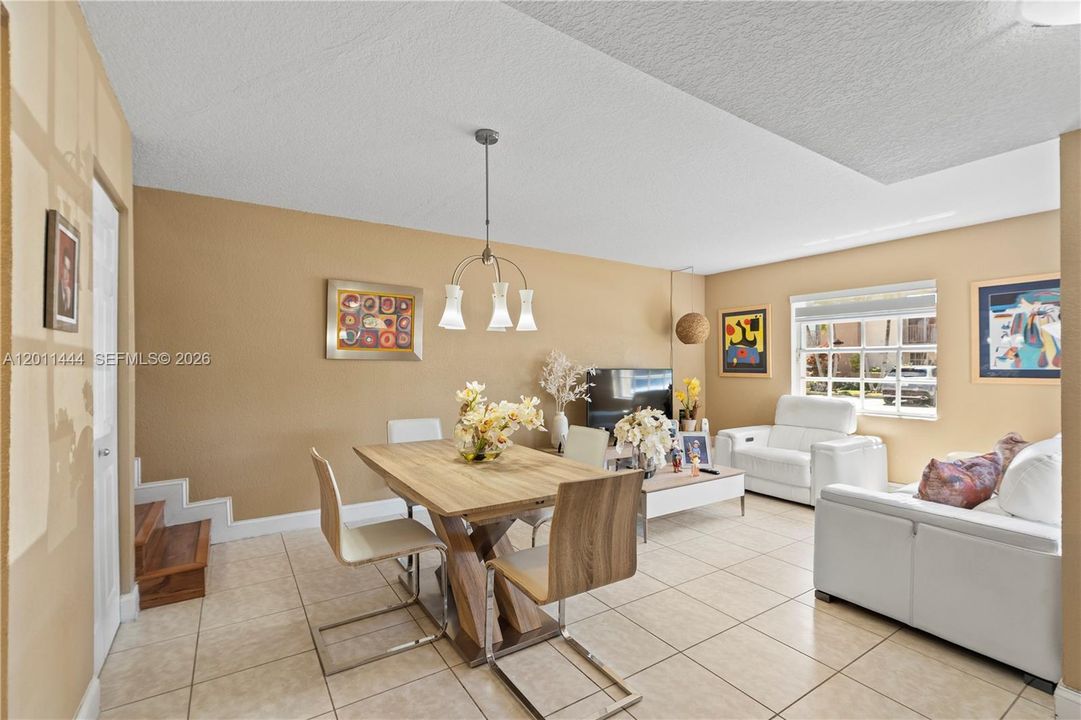 Active With Contract: $399,999 (3 beds, 3 baths, 1232 Square Feet)