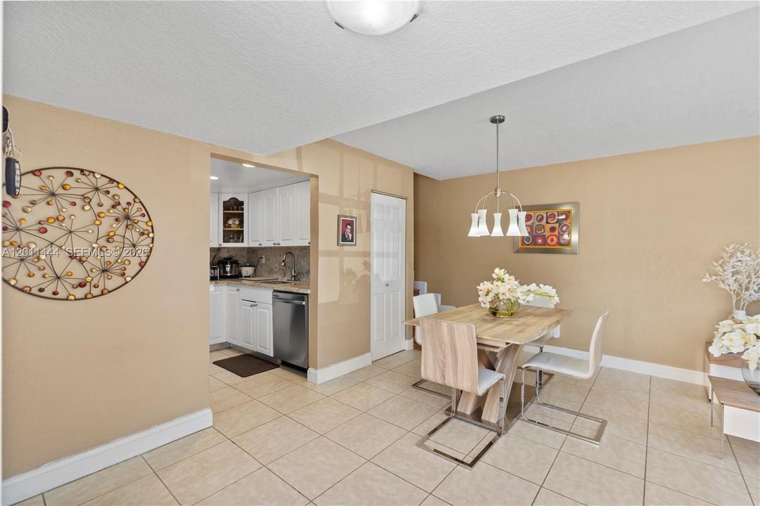 Active With Contract: $399,999 (3 beds, 3 baths, 1232 Square Feet)