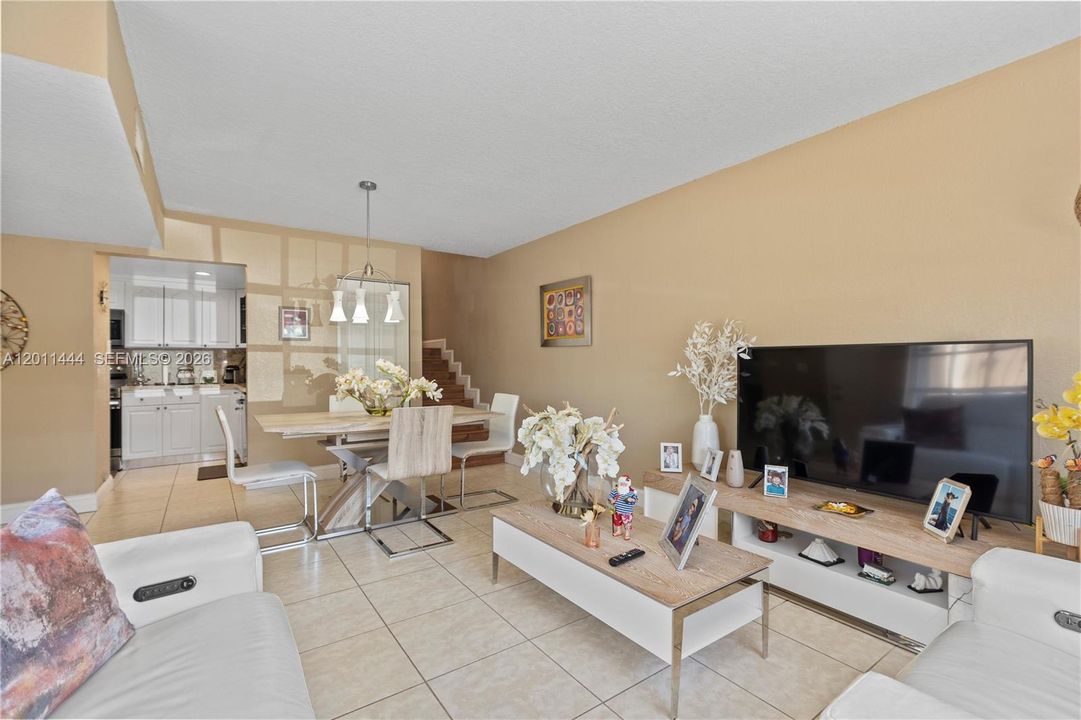 Active With Contract: $399,999 (3 beds, 3 baths, 1232 Square Feet)