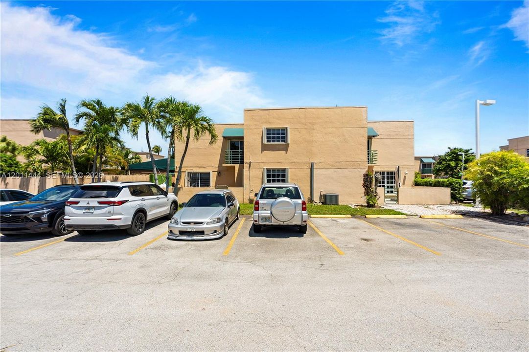 Active With Contract: $399,999 (3 beds, 3 baths, 1232 Square Feet)