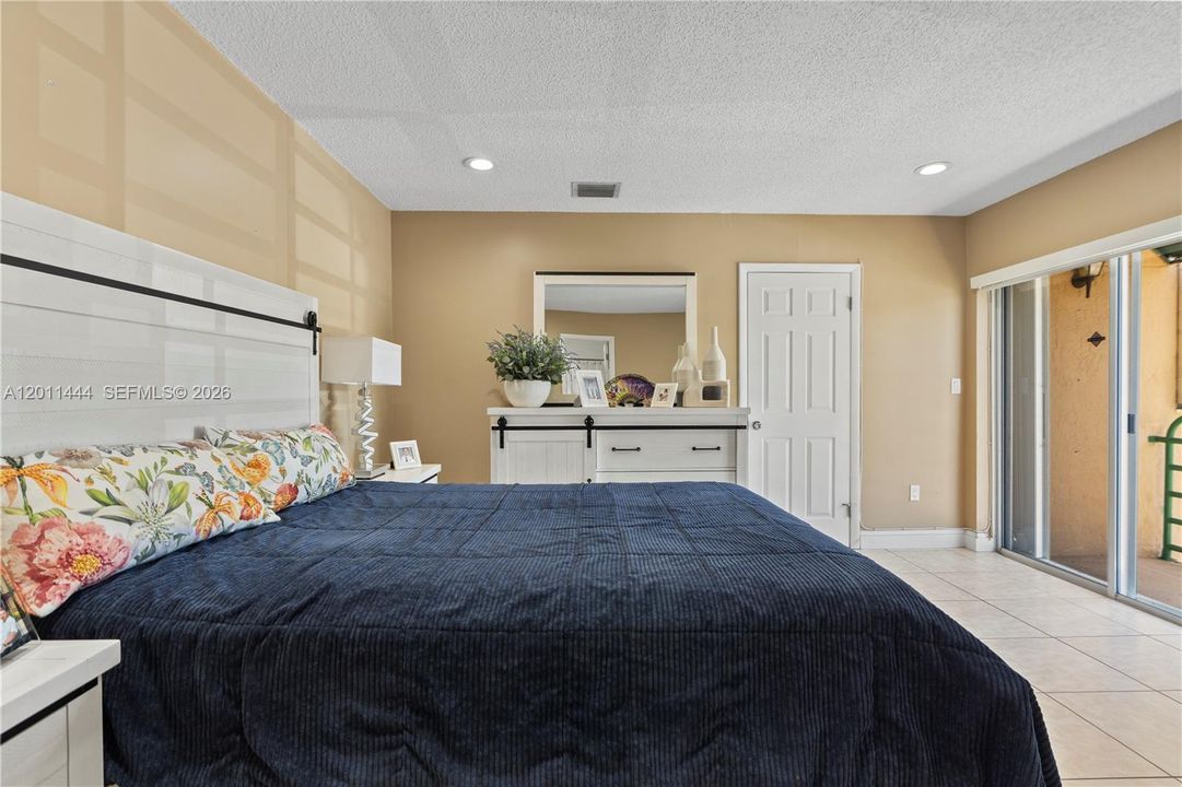 Active With Contract: $399,999 (3 beds, 3 baths, 1232 Square Feet)