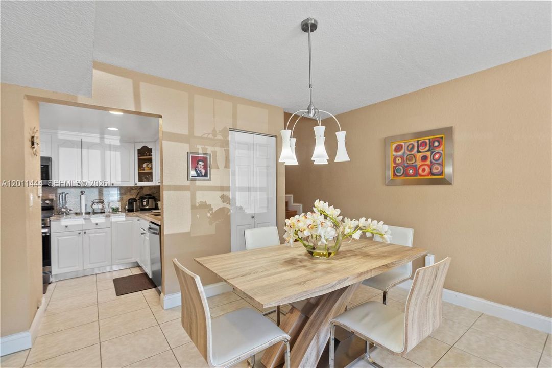 Active With Contract: $399,999 (3 beds, 3 baths, 1232 Square Feet)