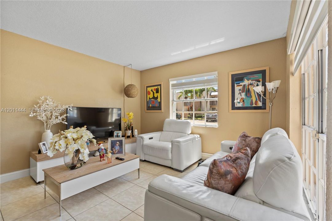 Active With Contract: $399,999 (3 beds, 3 baths, 1232 Square Feet)