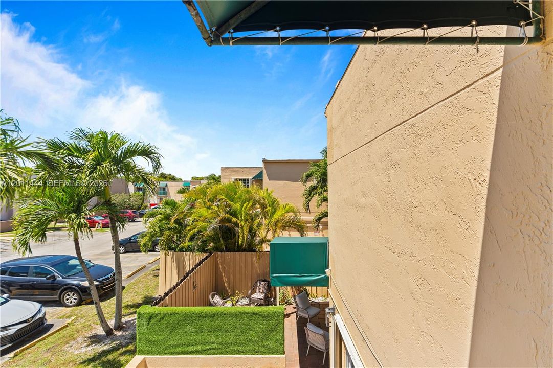Active With Contract: $399,999 (3 beds, 3 baths, 1232 Square Feet)