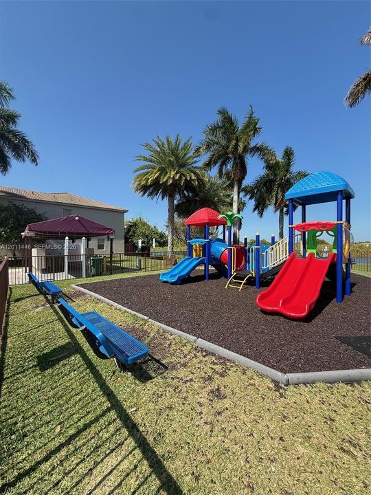 Activo con contrato: $2,750 (3 camas, 2 baños, 1416 Pies cuadrados)