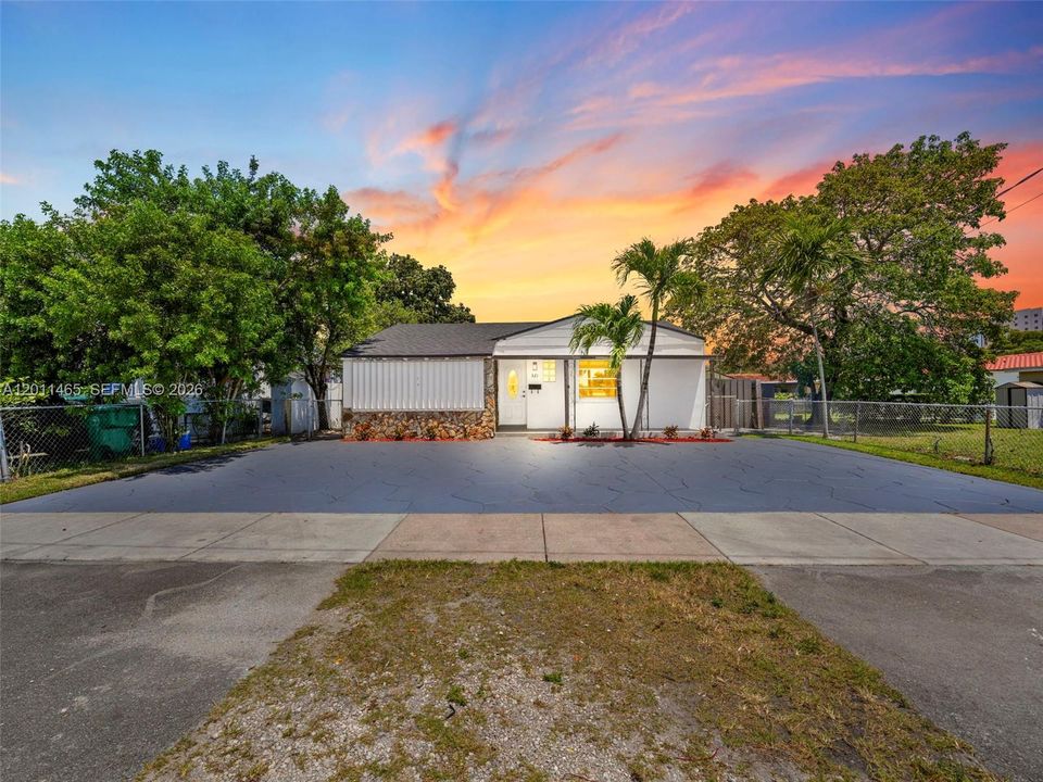 For Sale: $845,000 (5 beds, 3 baths, 2205 Square Feet)