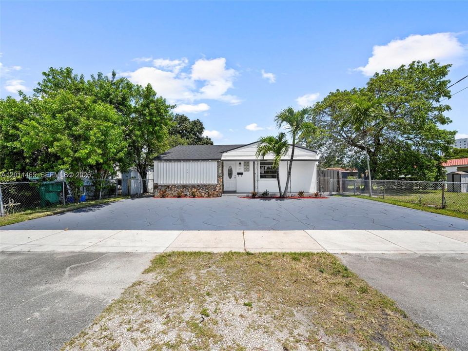 For Sale: $845,000 (5 beds, 3 baths, 2205 Square Feet)