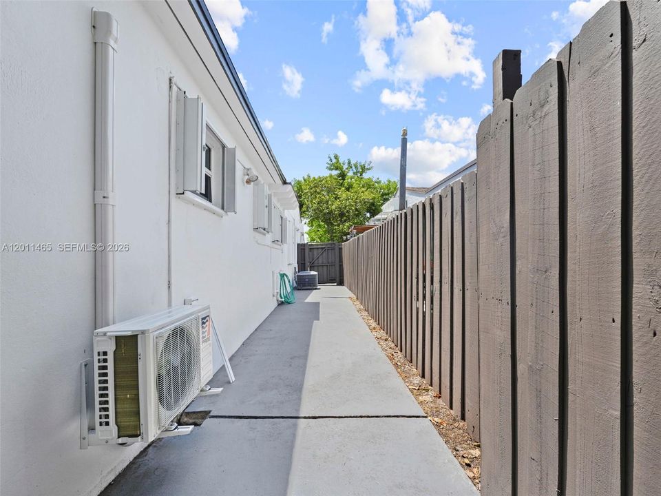 For Sale: $845,000 (5 beds, 3 baths, 2205 Square Feet)