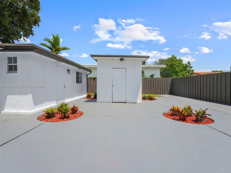 For Sale: $845,000 (5 beds, 3 baths, 2205 Square Feet)