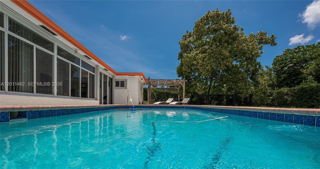 LARGE OUTDOOR POOL