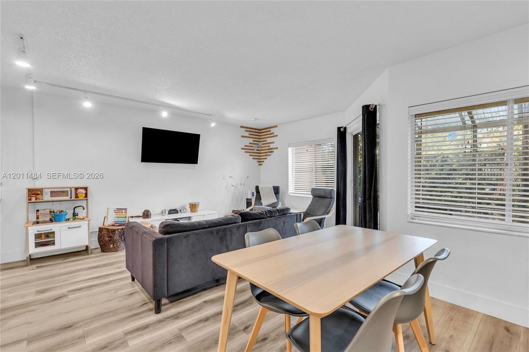 En Venta: $399,500 (3 camas, 2 baños, 1340 Pies cuadrados)