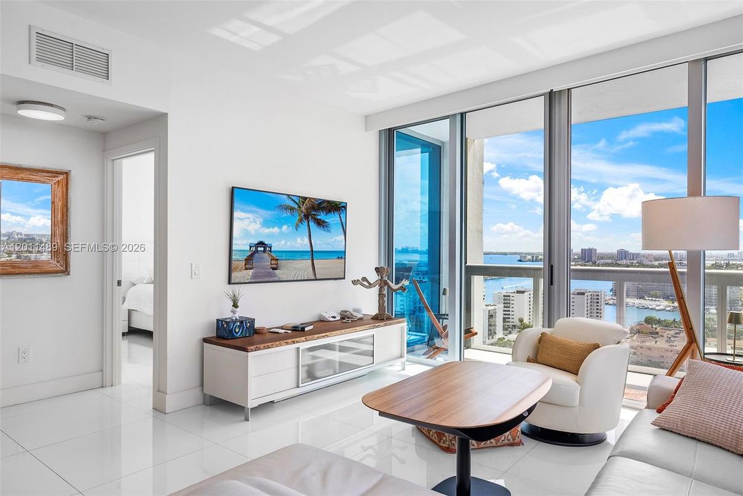 For Sale: $850,000 (1 beds, 1 baths, 820 Square Feet)